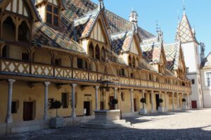 Een foto van de kleurrijke gevel en het Bourgondische dak van de Hospices de Beaune